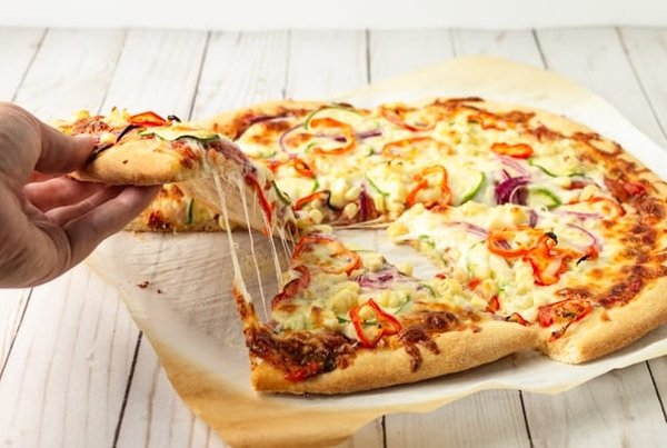 Quels conseils pour une pizza aux légumes grillés avec une pâte fine et croustillante?